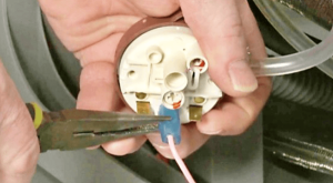 Co-nhieu-dau-hieu-nhan-biet-may-giat-bi-loi-phao-ap-suat-nuoc