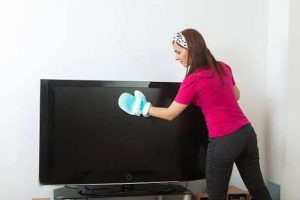 Viec-ve-sinh-man-hinh-la-dung-dan-de-co-the-dam-bao-thiet-bi-luon-hoat-dong-tot-nhat