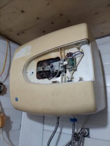 Binh-nong-lanh-chay-nuoc-nguyen-nhan-den-tu-nhieu-yeu-to